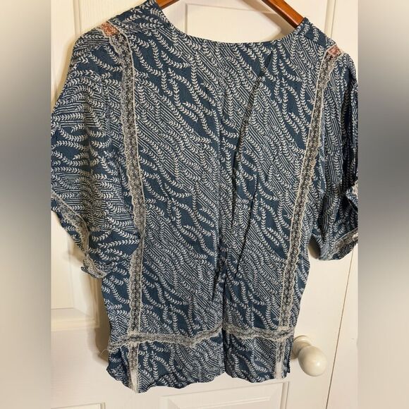 Lollys Laundry blouse size Medium in blue linen with white lace Pre-Loved - Picture 4 of 10